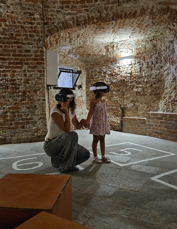 Visitatore con visore VR al Castello